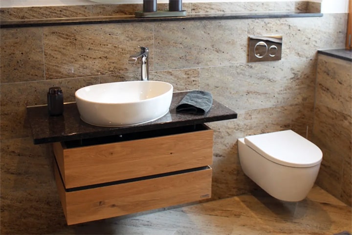 Modernes Bad aus Naturstein in Brauntönen