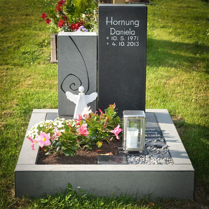 Ein Grabmalen mit rechteckigen Formen in hellgru und dunkelgrau