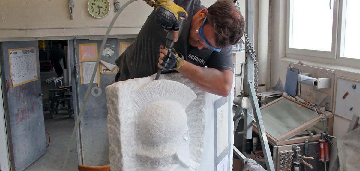 Grabsteinbearbeitung durch Mitarbeiter der Schmitt Steinmetz GmbH