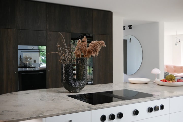 Eine moderne helle Küche.