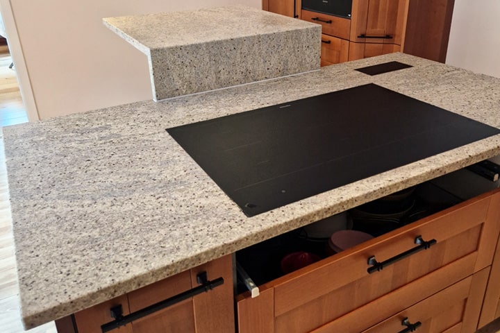 Eine Küchenarbeitsplatte aus grauem Naturstein.