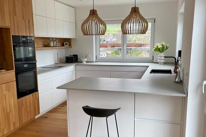 Eine helle Küche mit Holzboden