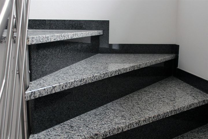 Eine Natursteintreppe in dunkelgrau und hellgrau.