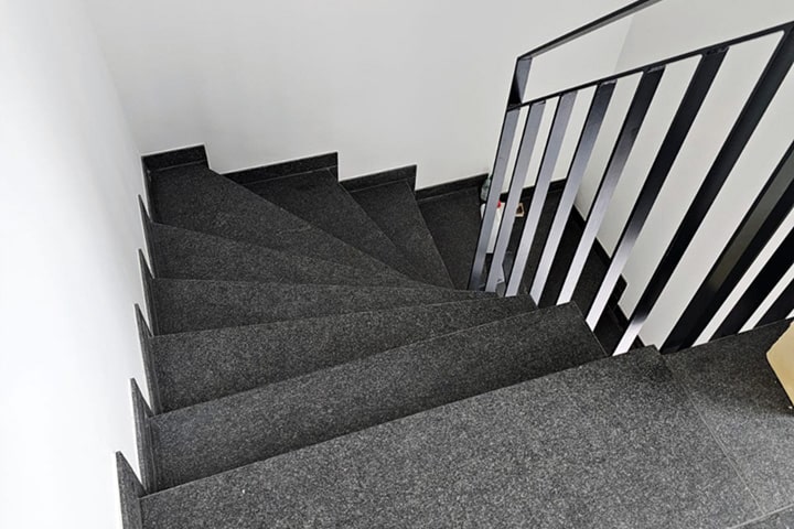 Dunkle Natursteintreppe aus Nero Impala.